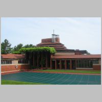 Herbert F. Johnson House (built 1938-39), known as Wingspread, Wind Point, Wisconsin, photo ChicagoGeek, Wikipedia.jpg